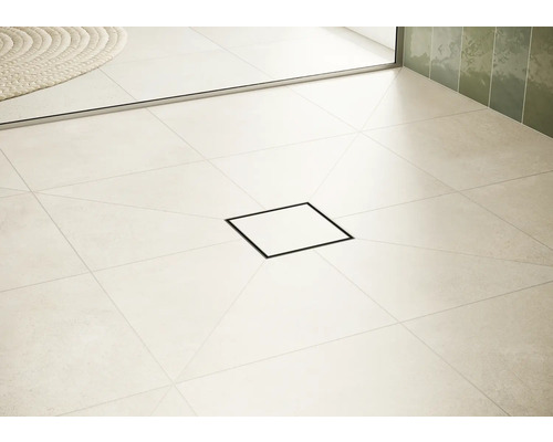 Salle de bain avec drain de sol carré dans la zone de douche