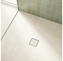 Salle de bain avec caniveau de douche, carrelage et fenêtre