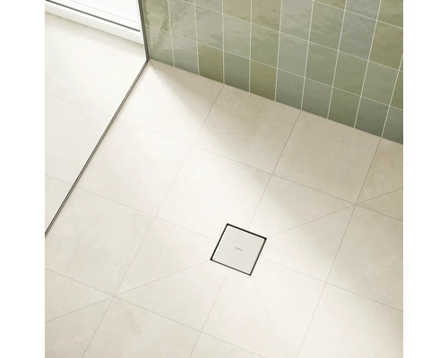 Salle de bain avec caniveau de douche, carrelage et fenêtre