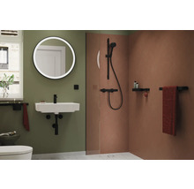 Salle de bains moderne avec lavabo, miroir, douche et porte-serviettes