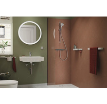 Salle de bain moderne avec lavabo, miroir, douche et porte-serviettes