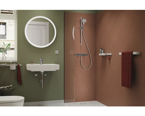 Salle de bain moderne avec lavabo, miroir, douche et porte-serviettes