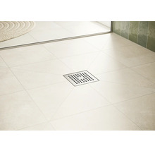 Bodenebene Dusche mit quadratischem Ablauf