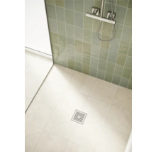 Ebenerdige Dusche mit Wandfliesen, Bodenfliesen und Duschablauf