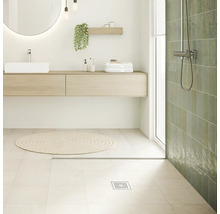 Helles Badezimmer mit Waschtisch, Spiegel, Dusche und Badteppich