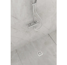 Dusche mit Duscharmatur und Bodenablauf