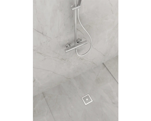 Douche avec robinetterie de douche et drain de sol