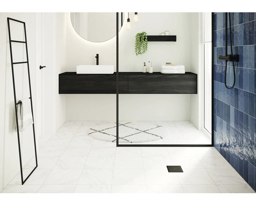 Modernes Badezimmer mit Waschtisch, Spiegel, Handtuchhalter und blauen Fliesen