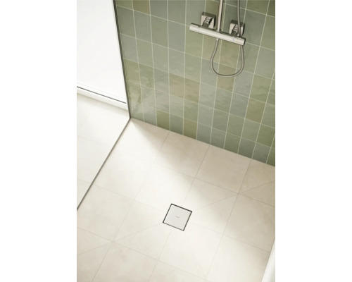 Cabine de douche avec drain carré et robinet au mur