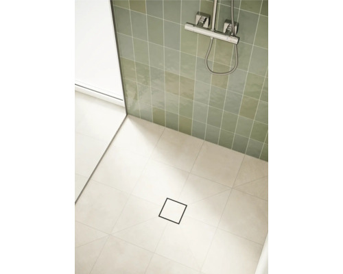 Douche carrelée avec robinetterie de douche et drain carré