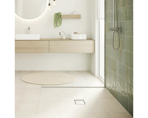Salle de bain lumineuse avec lavabo, miroir, douche et accessoires