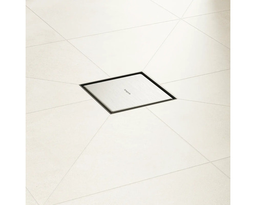 Évacuation de douche carrée en acier inoxydable dans un receveur de douche carrelé