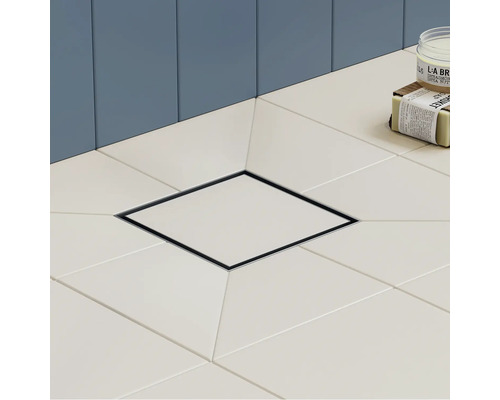 Douche plain-pied avec évacuation carrée et carrelage blanc