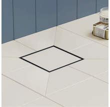 Douche de plain-pied avec drain carré et carrelage blanc