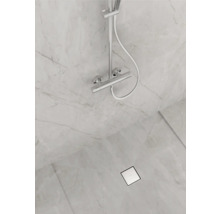 Salle de bain avec robinetterie de douche et siphon de sol