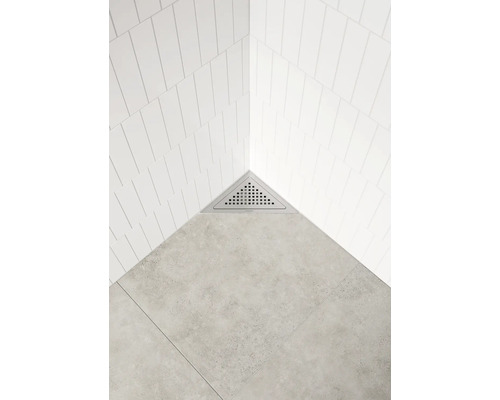 Évacuation de douche triangulaire en acier inoxydable montée dans un coin