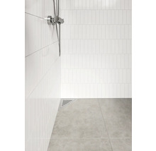 Salle de bains moderne avec carrelage blanc au mur et siphon de sol gris.