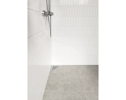 Salle de bains moderne avec carrelage blanc au mur et siphon de sol gris.