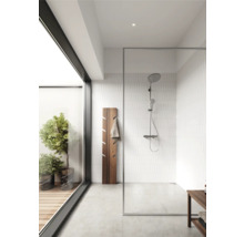 Salle de bain moderne avec douche, tabouret en bois et fenêtre