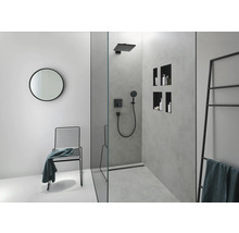 Modernes Badezimmer mit ebenerdiger Dusche, Handbrause, Kopfbrause, rundem Spiegel und Handtuchhalter