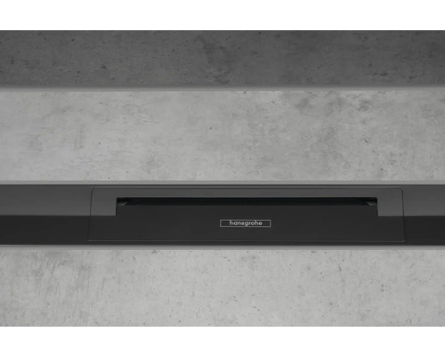 Hansgrohe Logo auf einer Duschablage an einer Betonwand