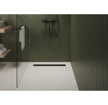 Ebenerdige Dusche mit Ablaufrinne, Glaswand und Handtuchhalter