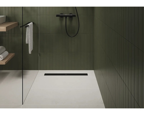 Douche plain-pied avec caniveau d''évacuation, paroi en verre et porte-serviettes