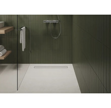 Begehbare Dusche mit Ablaufrinne und Handtüchern