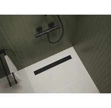 Badezimmer mit Duschrinne, Armatur und Fliesen