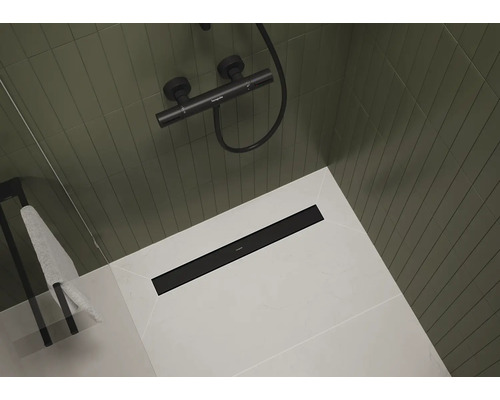 Salle de bain avec caniveau de douche, robinetterie et carrelage