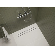 Badezimmer mit Dusche und Ablaufrinne