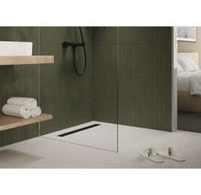 Badezimmer mit Dusche, Handtüchern, Ablageflächen und Badelatschen