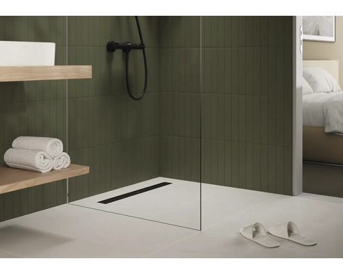 Salle de bain avec douche, serviettes, étagères et chaussons de bain