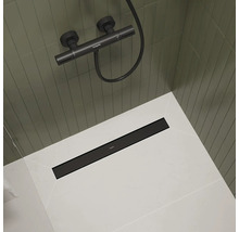 Detailansicht einer Dusche mit Duschrinne, Armatur und Fliesen