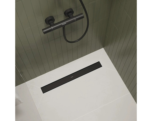 Vue détaillée d''une douche avec caniveau de douche, robinetterie et carrelage