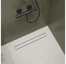 Badezimmer mit Duschrinne und Armatur