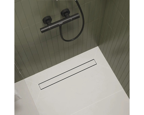 Salle de bain avec caniveau de douche et robinetterie