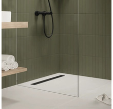 Modernes Badezimmer mit Dusche, Duschrinne, Handtüchern und Ablageflächen.