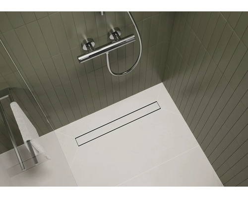 Salle de bains avec caniveau de douche et robinetterie