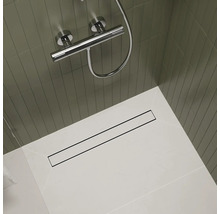 Salle de bains avec douche, caniveau de douche et robinetterie