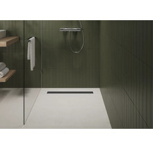 Moderne Dusche mit Duschrinne, Handtüchern und Holzregalen
