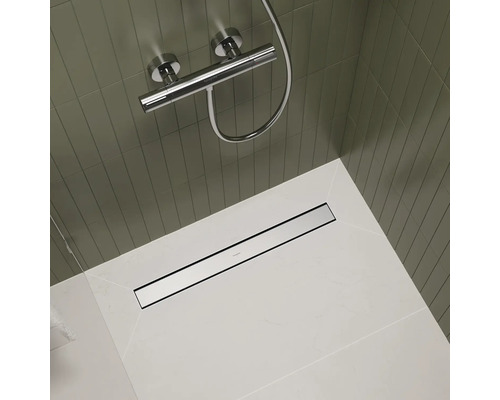 Salle de bain avec douche et caniveau de douche