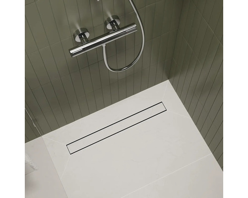Espace douche avec caniveau de douche, robinetterie et carrelage