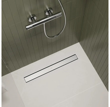 Badezimmer mit Duscharmatur, Duschrinne und Wandfliesen