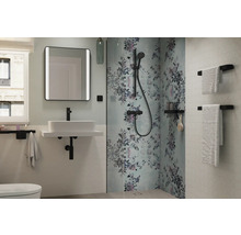 Badezimmer mit Waschbecken, Spiegel, Dusche und Handtuchhaltern