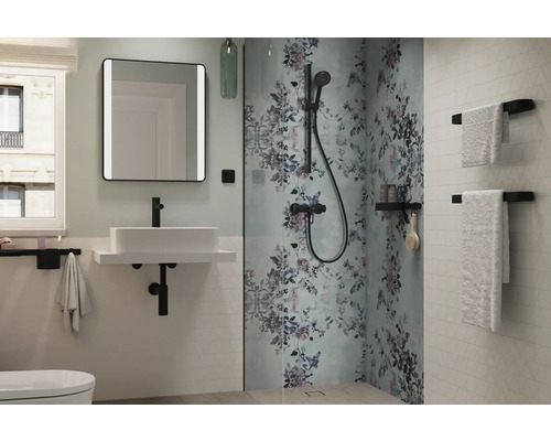 Salle de bains avec lavabo, miroir, douche et porte-serviettes