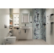 Modernes Badezimmer mit Toilette, Waschbecken, Spiegel und Dusche mit floralem Muster