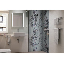 Modernes Badezimmer mit Waschbecken, Spiegel, Dusche mit Blumenmuster und Handtuchhaltern.