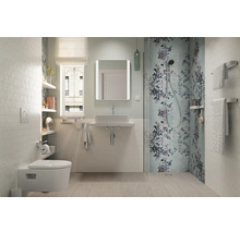 Badezimmer mit Toilette, Waschtisch, Spiegel und Dusche mit Blumenmuster