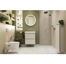 Modernes Badezimmer mit Toilette, Waschtisch, Spiegel und Dusche